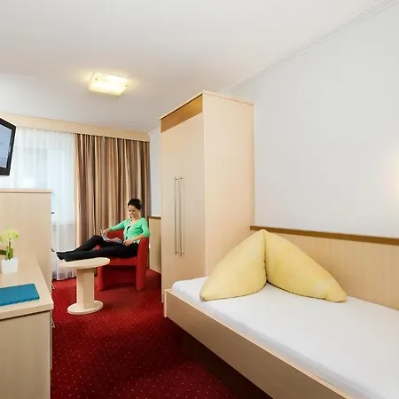 Konukevi Fruehstueckspension Astoria 3*